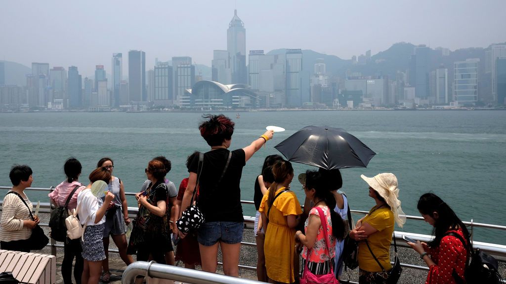 Turistas admiran la silueta de Hong Kong