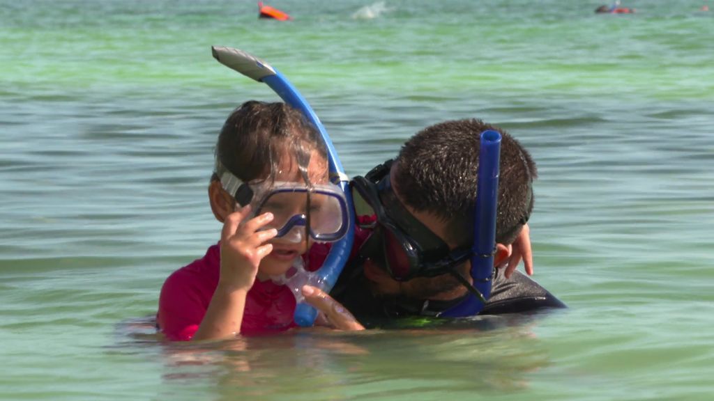 ¡Morimos de amor con Amaia! La peque de la familia aprende a hacer snorkel