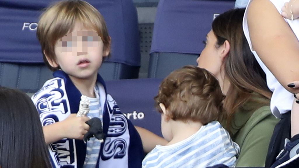 Sara Carbonero y sus hijos en la presentación del Oporto