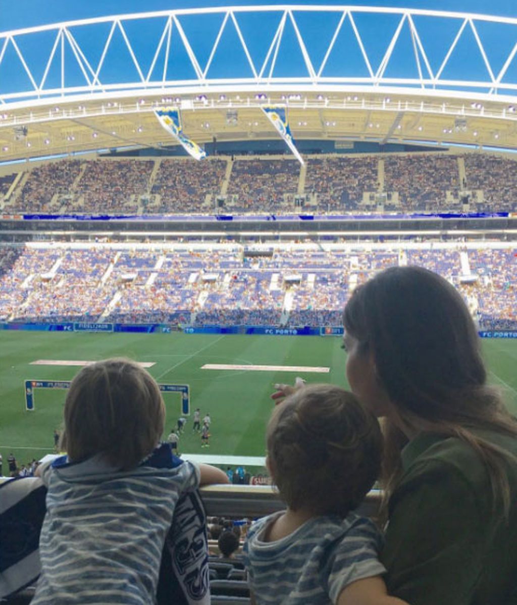 Sara Carbonero, Martín y Lucas, muy pendientes de Iker Casillas en la presentación de temporada del Porto