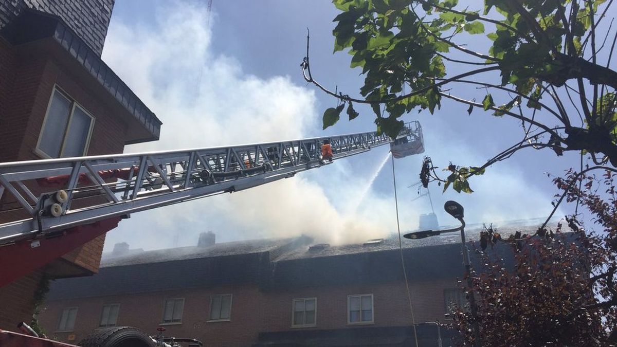 Un incendio de pastos afecta a un área de viviendas en Las Rozas (Madrid)