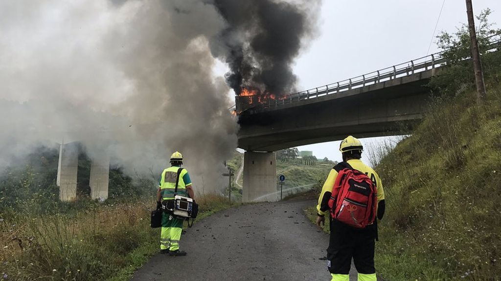 Muere el conductor de un camión al precipitarse desde un viaducto en la A-8 en Cantabria