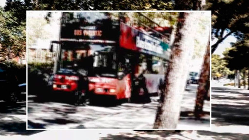 El Ayuntamiento de Barcelona denunciará el ataque al bus turístico