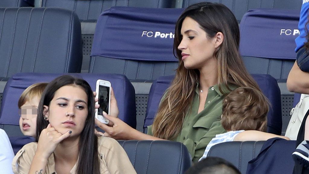 Sara Carbonero y sus hijos en la presentación del Oporto