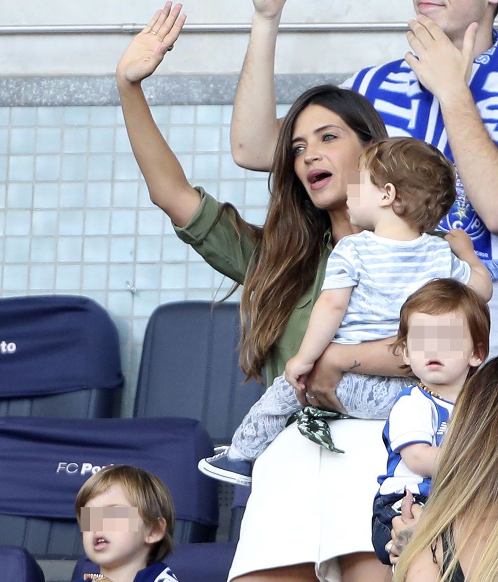 Sara Carbonero, Martín y Lucas: emoción en las gradas en la presentación de temporada de papá Iker