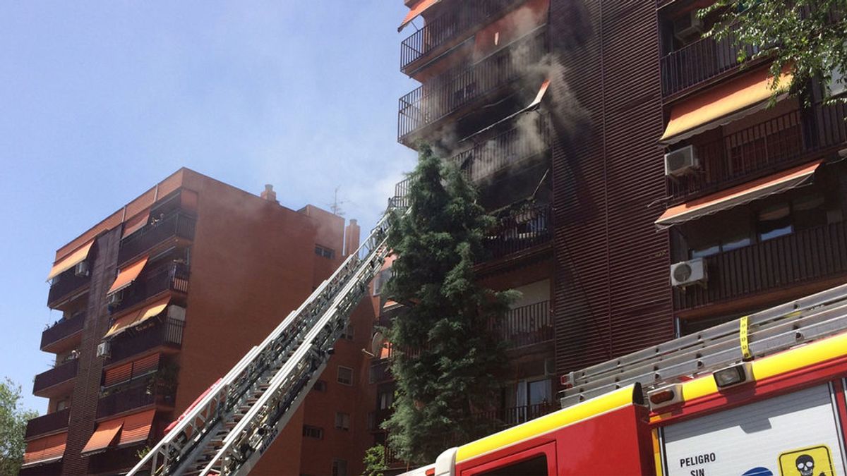 Heridos graves un octogenario y un bombero en el incendio de una casa de Vallecas