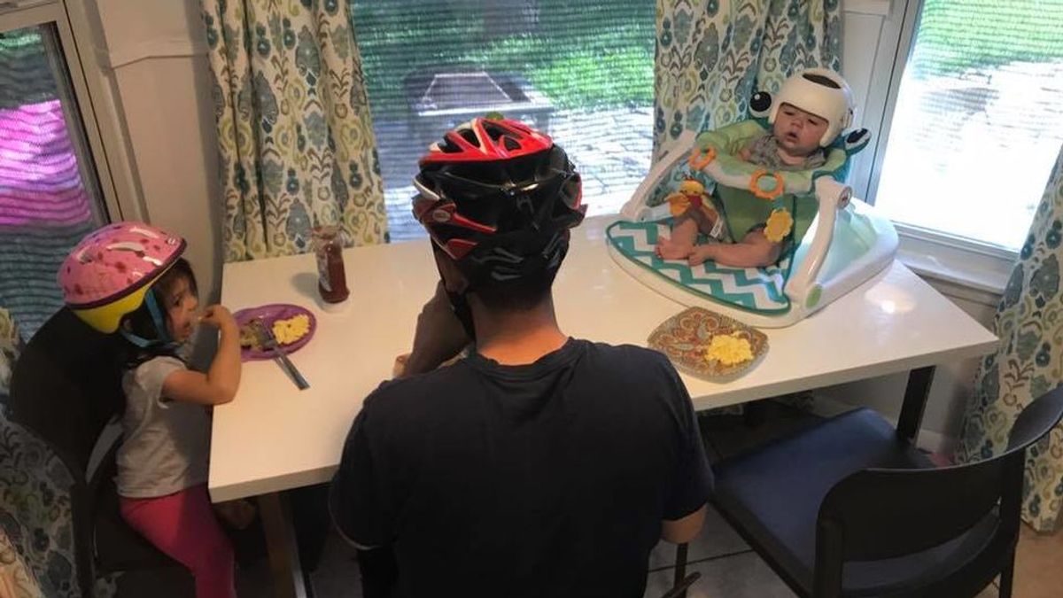 Familia con cascos por su hijo de 4 meses