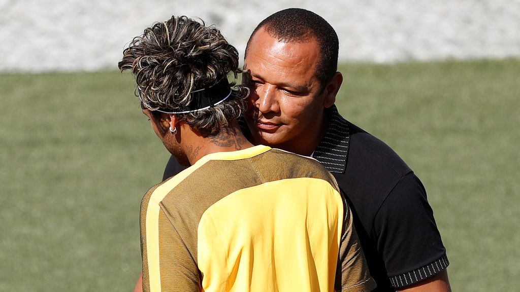 El padre de Neymar cobrará hoy 26 millones del Barcelona por la prima de renovación El padre de Neymar cobrará hoy 26 millones del Barcelona por la prima de renovación