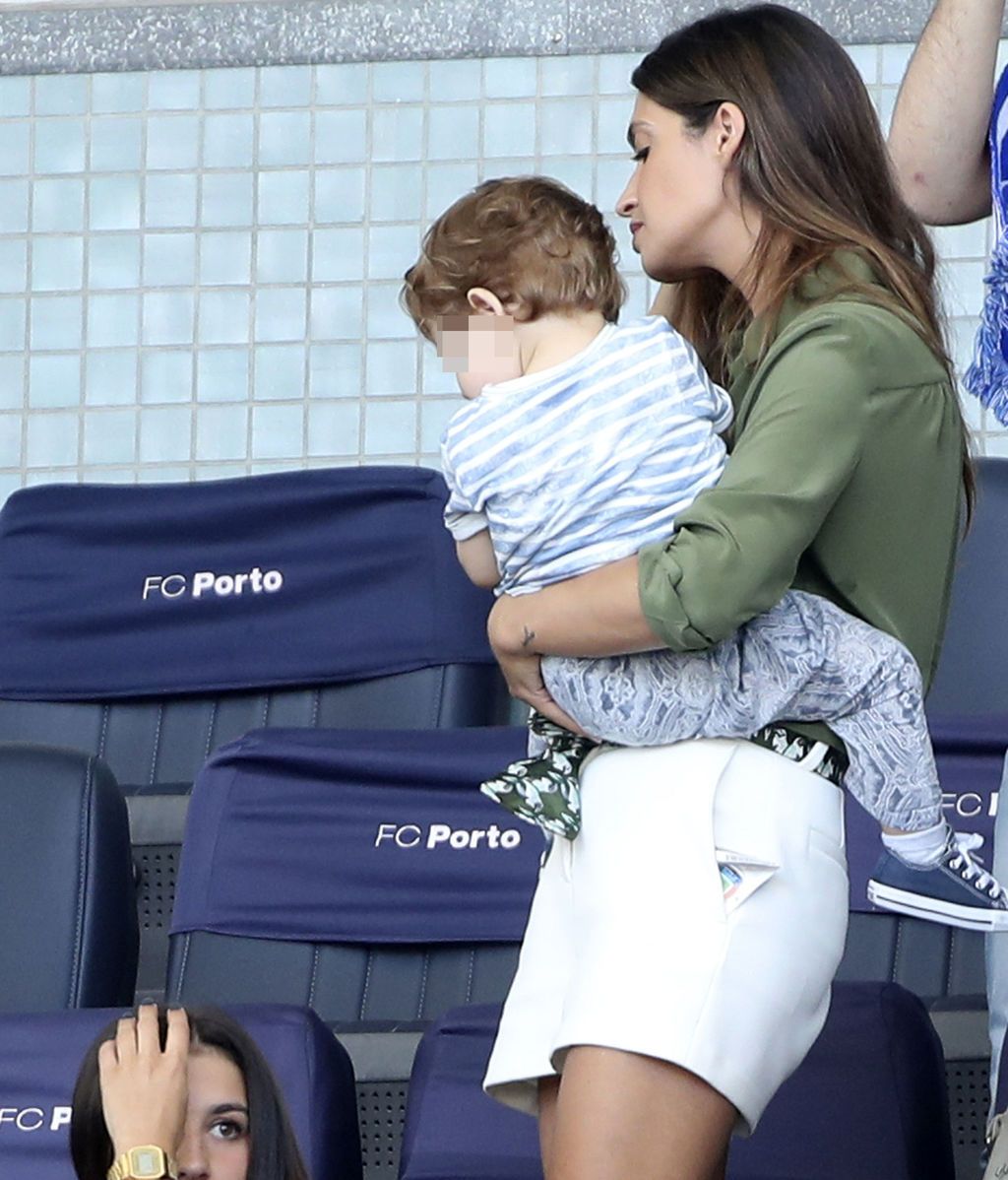 Sara Carbonero, Martín y Lucas: emoción en las gradas en la presentación de temporada de papá Iker