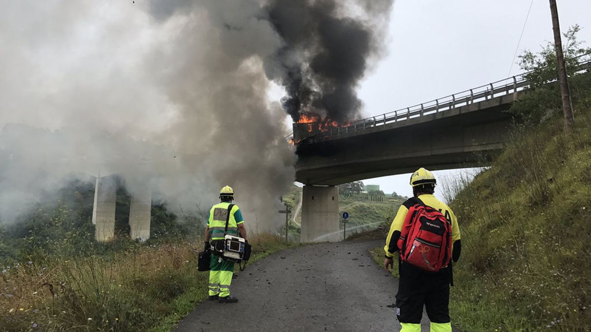 Muere tras incendiarse la cabina de su camión y caer por un puente en Cantabria