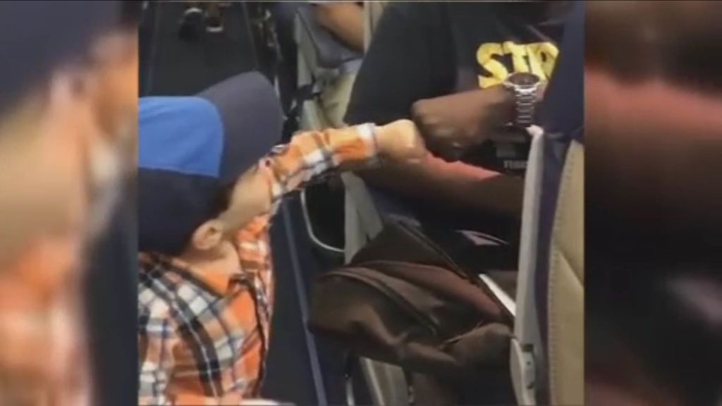 El cariñoso gesto de un niño con los pasajeros de un avión antes de despegar