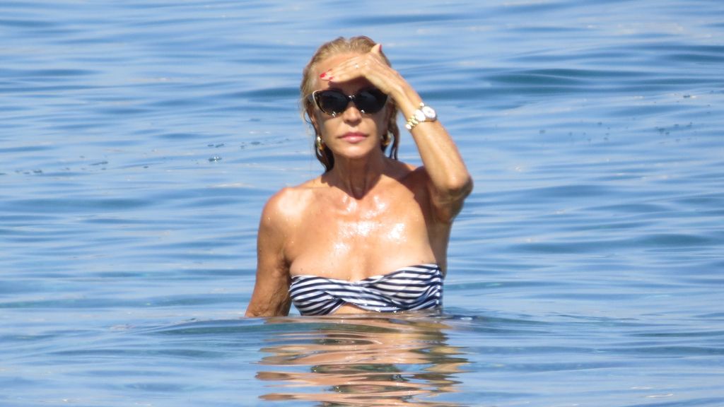 Carmen Lomana celebra sus 69 'veranos' con unos felices chapoteos en aguas marbellíes