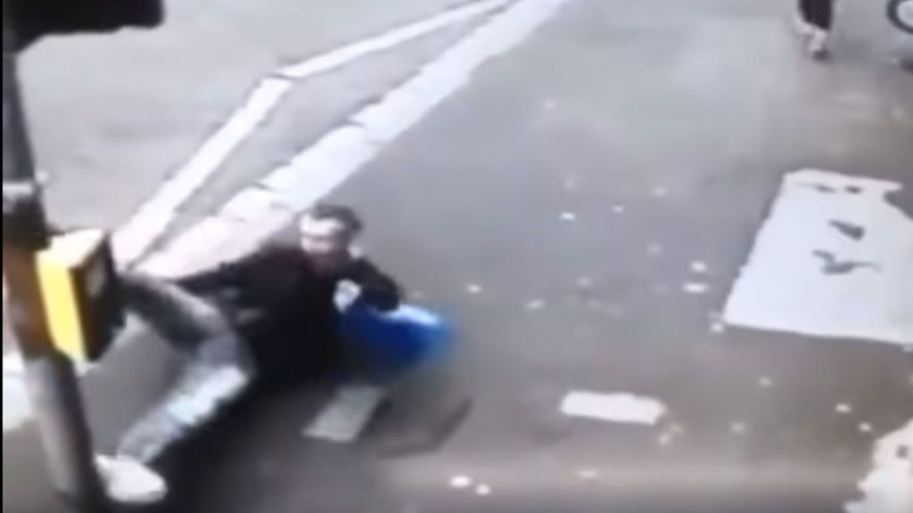 Se empotra contra una farola por....mirón