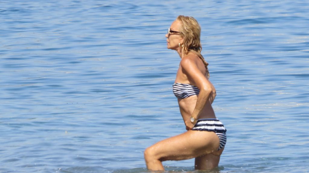 Carmen Lomana celebra sus 69 'veranos' con unos felices chapoteos en aguas marbellíes