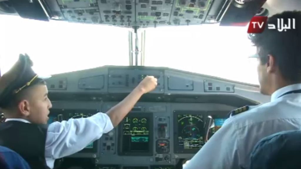 Suspenden a dos pilotos por poner a los mandos de un avión a un niño