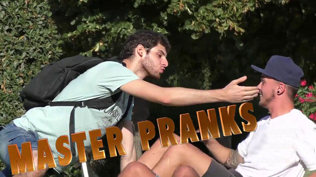 Master Pranks besan a extraños sin previo aviso en un parque de Barcelona