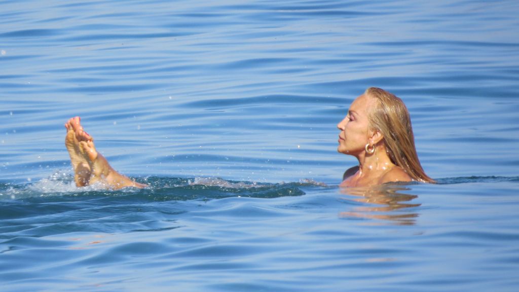 Carmen Lomana celebra sus 69 'veranos' con unos felices chapoteos en aguas marbellíes