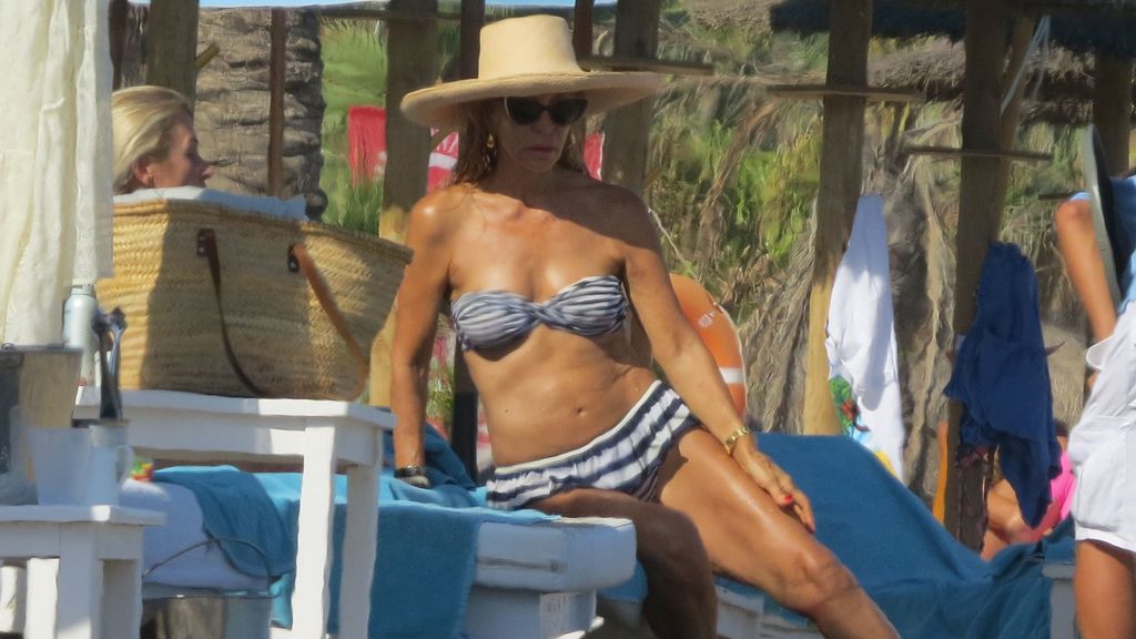 Carmen Lomana celebra sus 69 'veranos' con unos felices chapoteos en aguas marbellíes