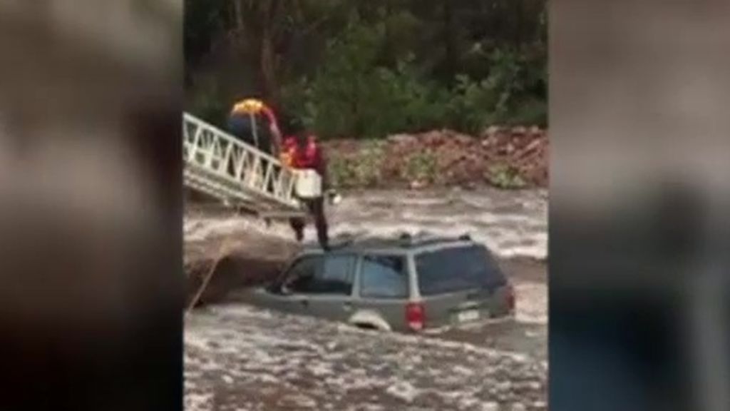 Un hombre y su perro, rescatados por los bomberos de morir ahogados