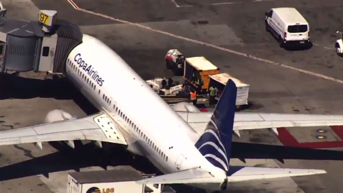 Un adolescente abre la puerta de emergencia de un avión y salta a la pista tras el aterrizaje en San Francisco