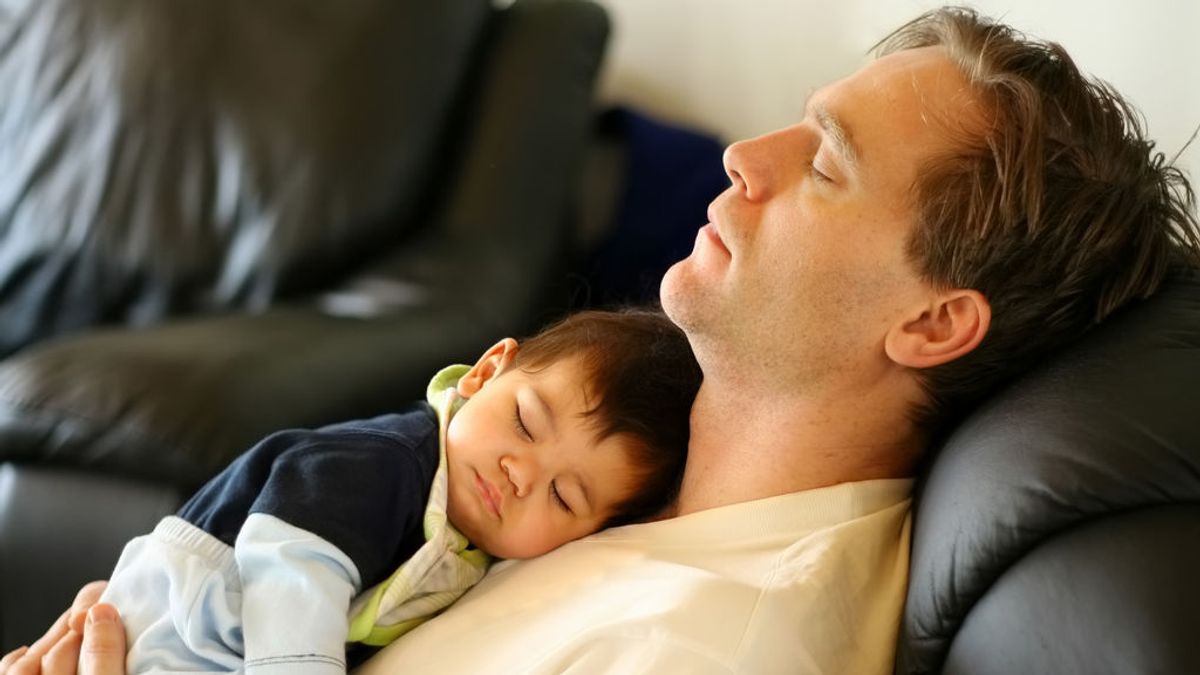 Dormir con un bebé en el sofá aumenta su riesgo de muerte súbita