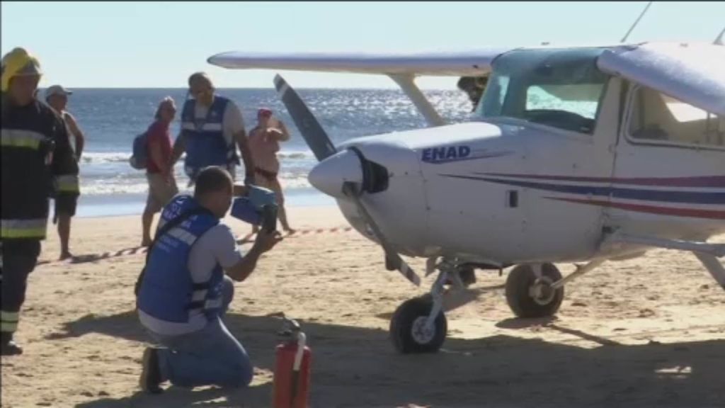 Mueren dos bañistas arrollados por una avioneta en una playa portuguesa