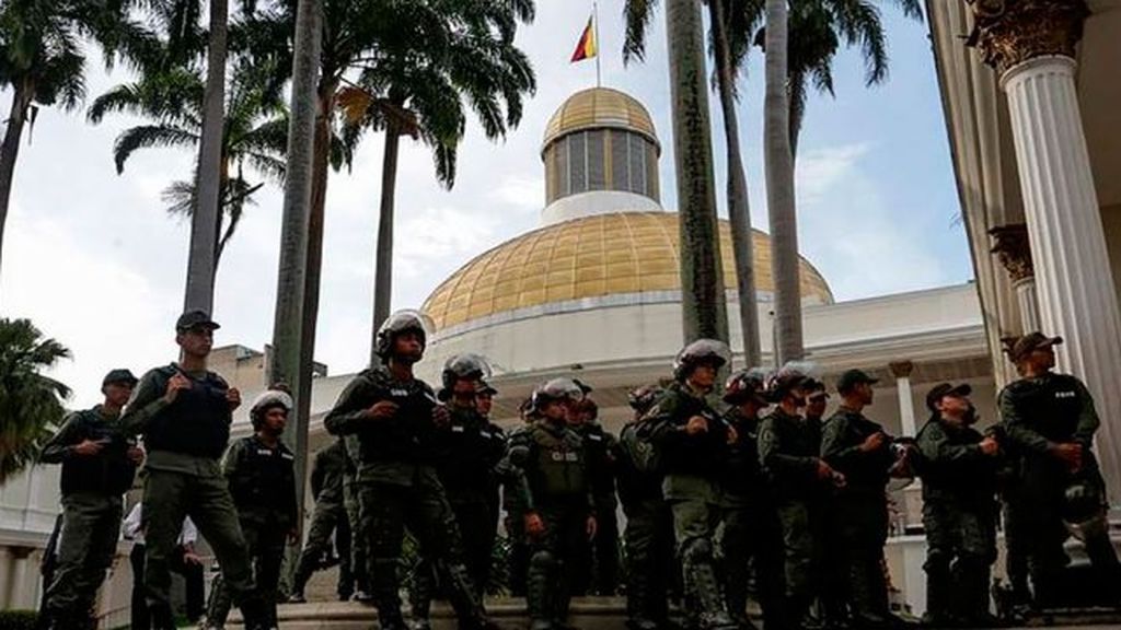 Maduro despliega al ejército en el Parlamento y la oposición se prepara para protestar contra el fraude  electoral