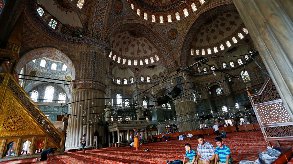 Visitantes rezan en la mezquita Azul en Estambul, Turquía