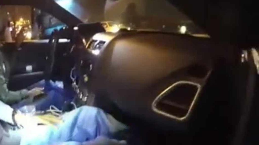 Una cámara recoge cómo estos policías colocaron droga en el coche de unos detenidos
