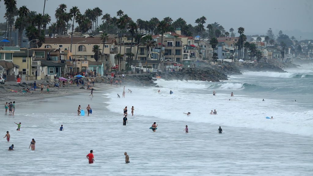 Turistas en una playa de California