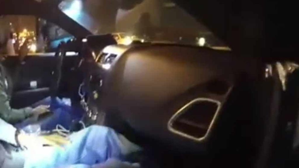 Una cámara recoge cómo estos policías colocan droga en un coche que acaban de parar