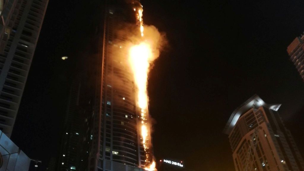 Arde la torre Antorcha de Dubai