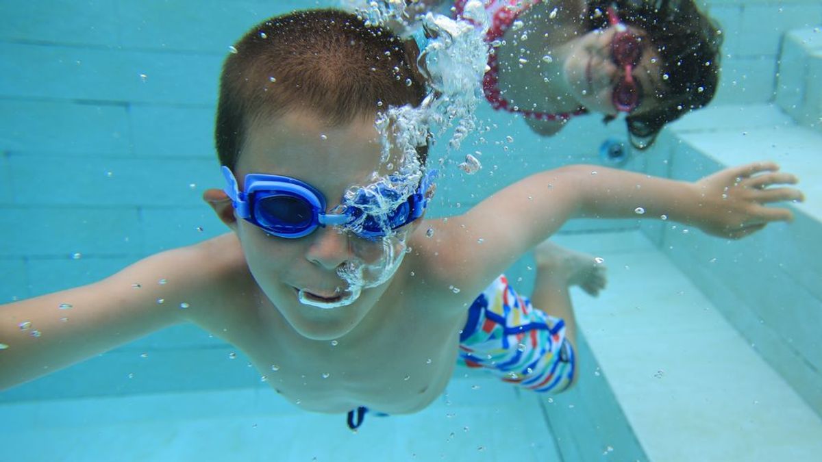 En la piscina, abra los ojos... ¡pero no bajo el agua si quiere evitar la conjuntivitis!