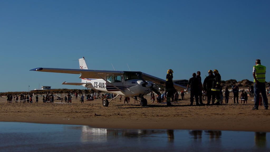 Impresionantes imágenes del aterrizaje de emergencia de una avioneta en una playa de Lisboa