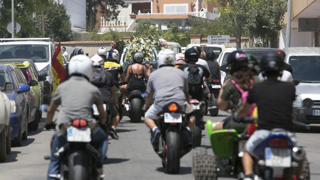 Más de 200 motoristas despiden entre rugidos de motores a Ángel Nieto