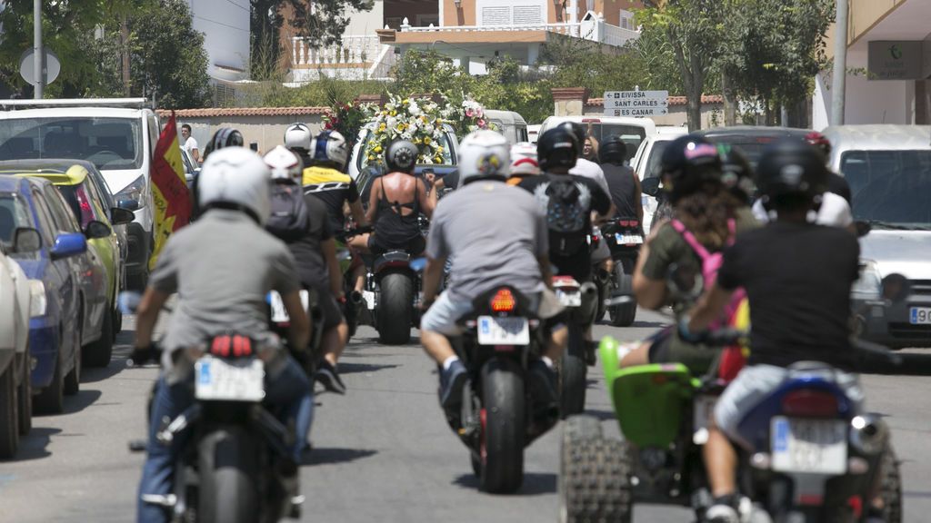 Más de 200 motoristas despiden entre rugidos de motores a Ángel Nieto