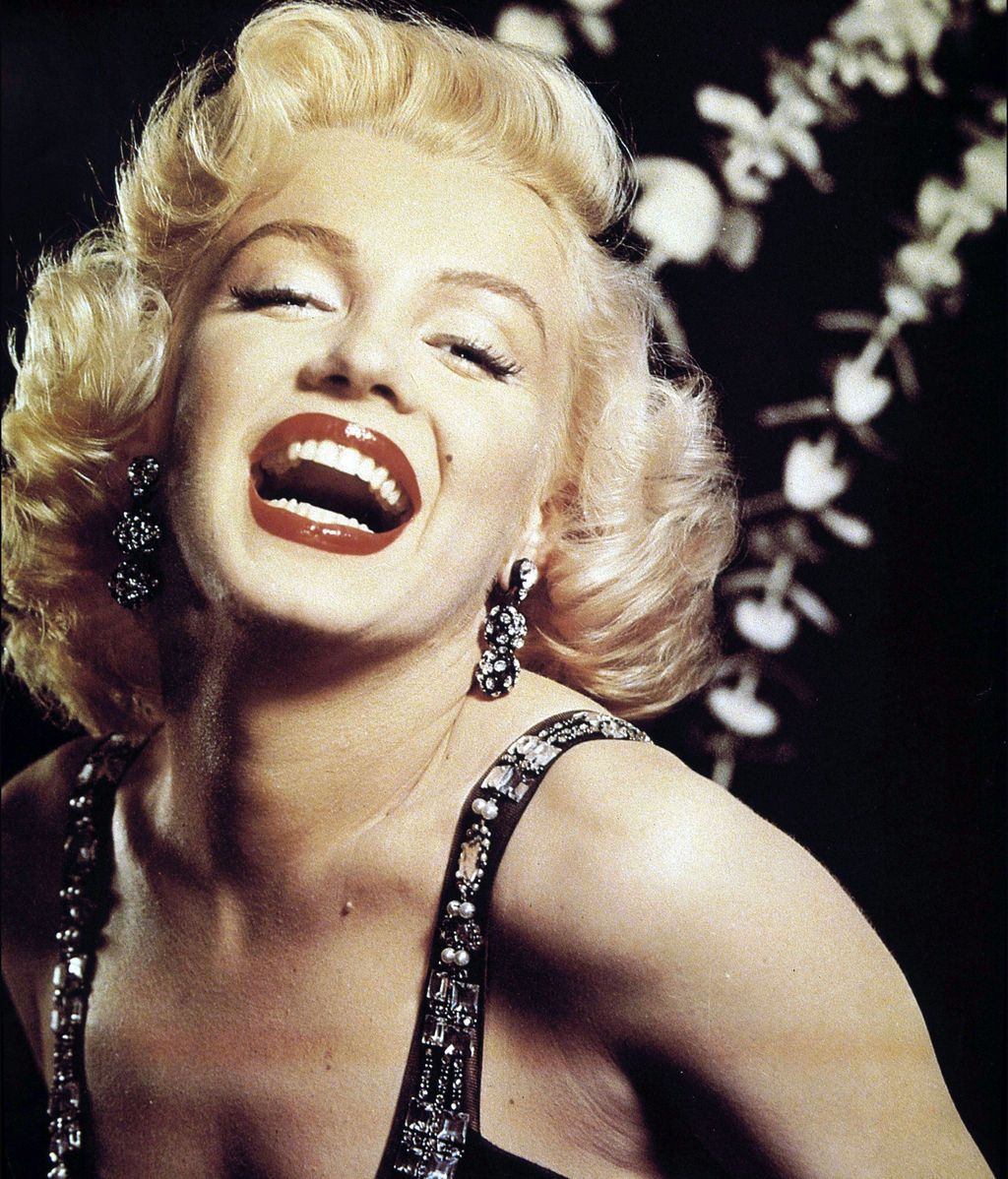 Nació bajo el nombre de Norma Jeane Mortenson y al cumplir 21 lo cambió por Marilyn Monroe Nació bajo el nombre de Norma Jeane Mortenson y al cumplir 21 lo cambió por Marilyn Monroe