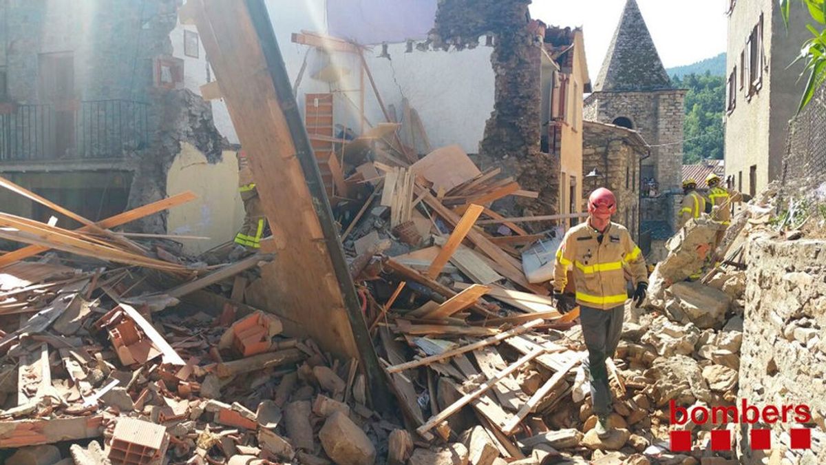 Rescatadas dos personas tras derrumbarse una casa en Ripollès