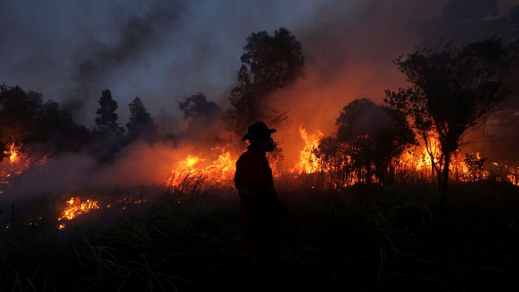 Un bombero intenta extinguir el fuego en el sur de Sumatra