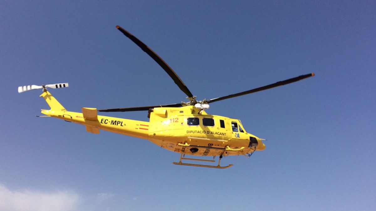 Un helicóptero de fumigación se estrella sobre un campo de arroz y el piloto sale ileso