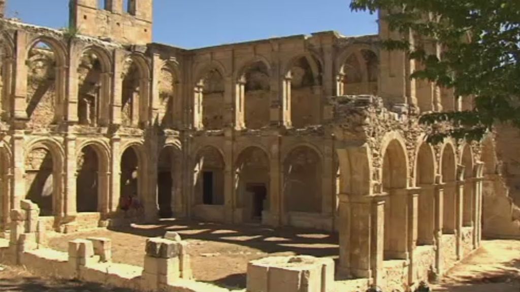 Un total de 150 voluntarios trabajan cada año para reconstruir un monasterio en Rioseco