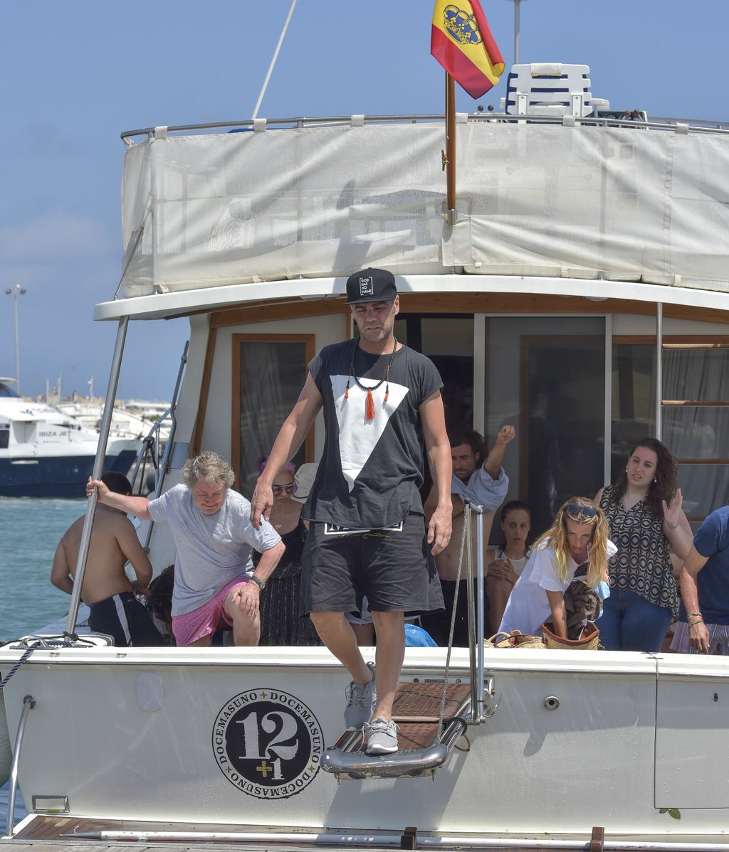 La familia de Ángel Nieto esparce sus cenizas en el mar