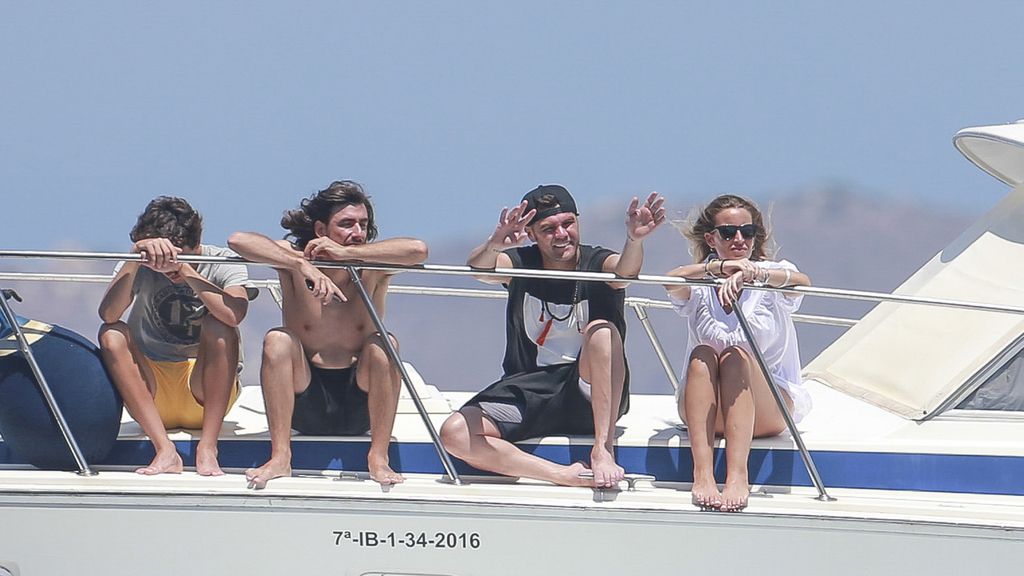 La familia de Ángel Nieto esparce sus cenizas en el mar