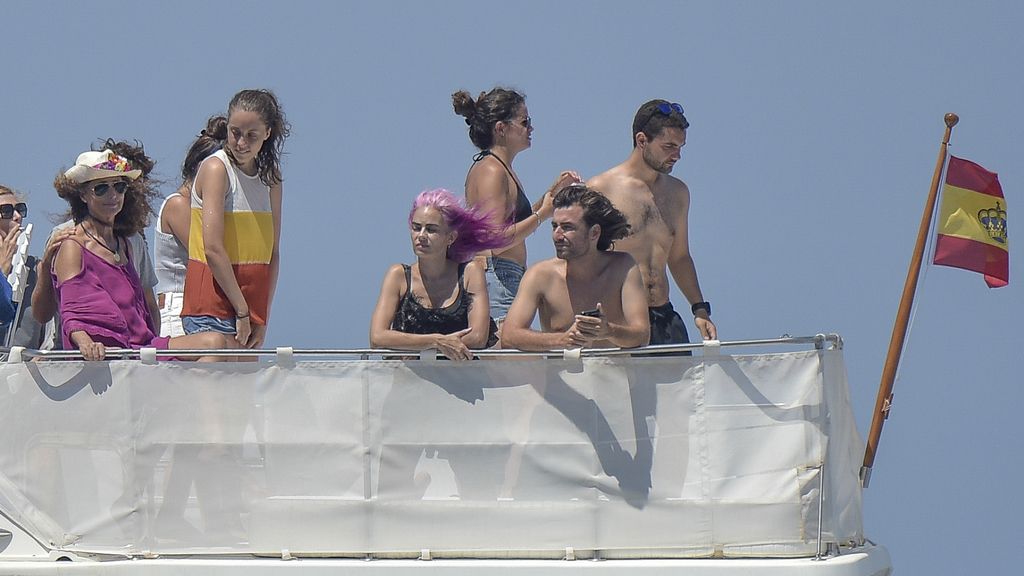 La familia de Ángel Nieto esparce sus cenizas en el mar