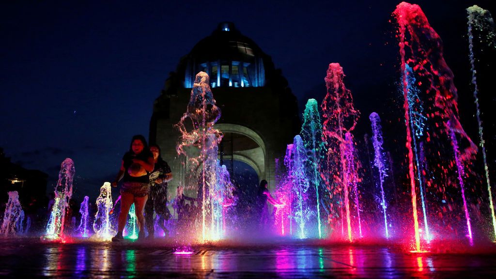 Fuente iluminada del Monumento de la Revolución en México