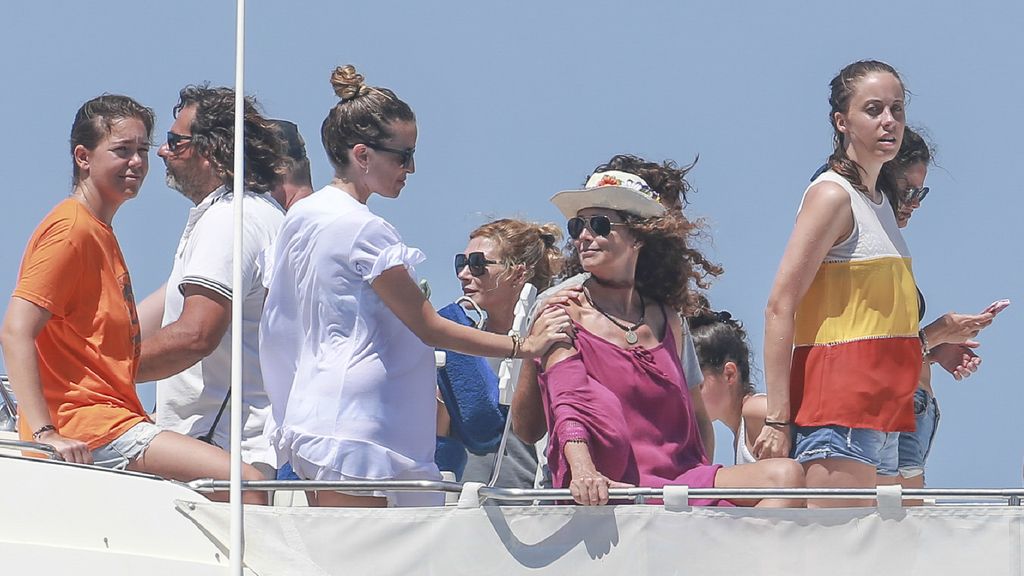 La familia de Ángel Nieto esparce sus cenizas en el mar