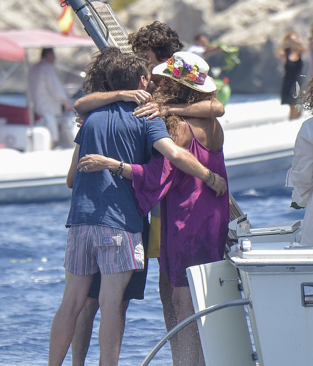 La familia de Ángel Nieto esparce sus cenizas en el mar