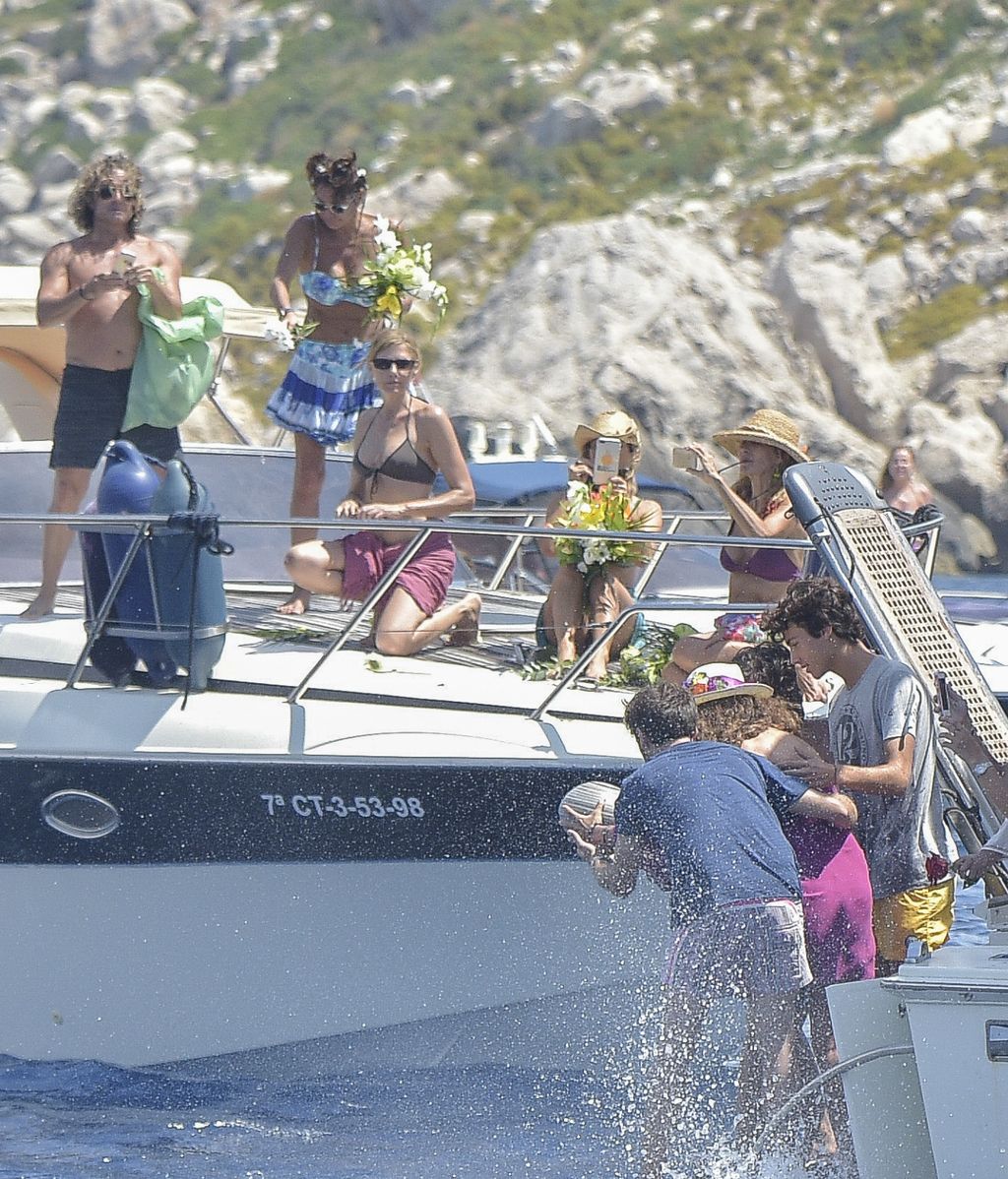 La familia de Ángel Nieto esparce sus cenizas en el mar