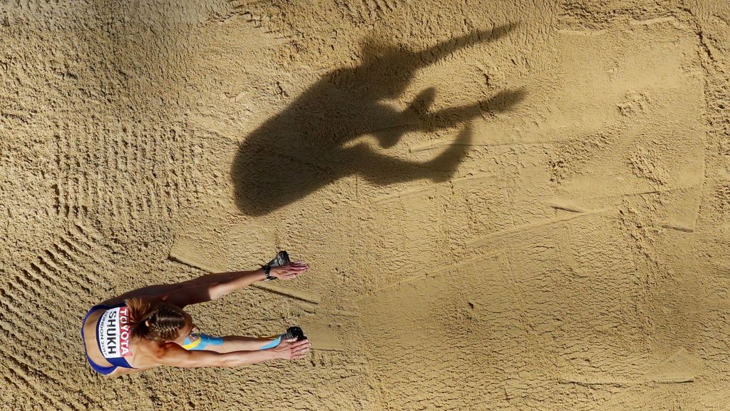 Una competidora participando en el Campeonato Mundial de Atletismo 2017
