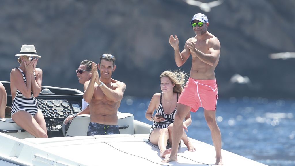 La familia de Ángel Nieto esparce sus cenizas en el mar